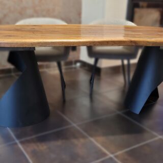 Table dessus noyer et piètement acier